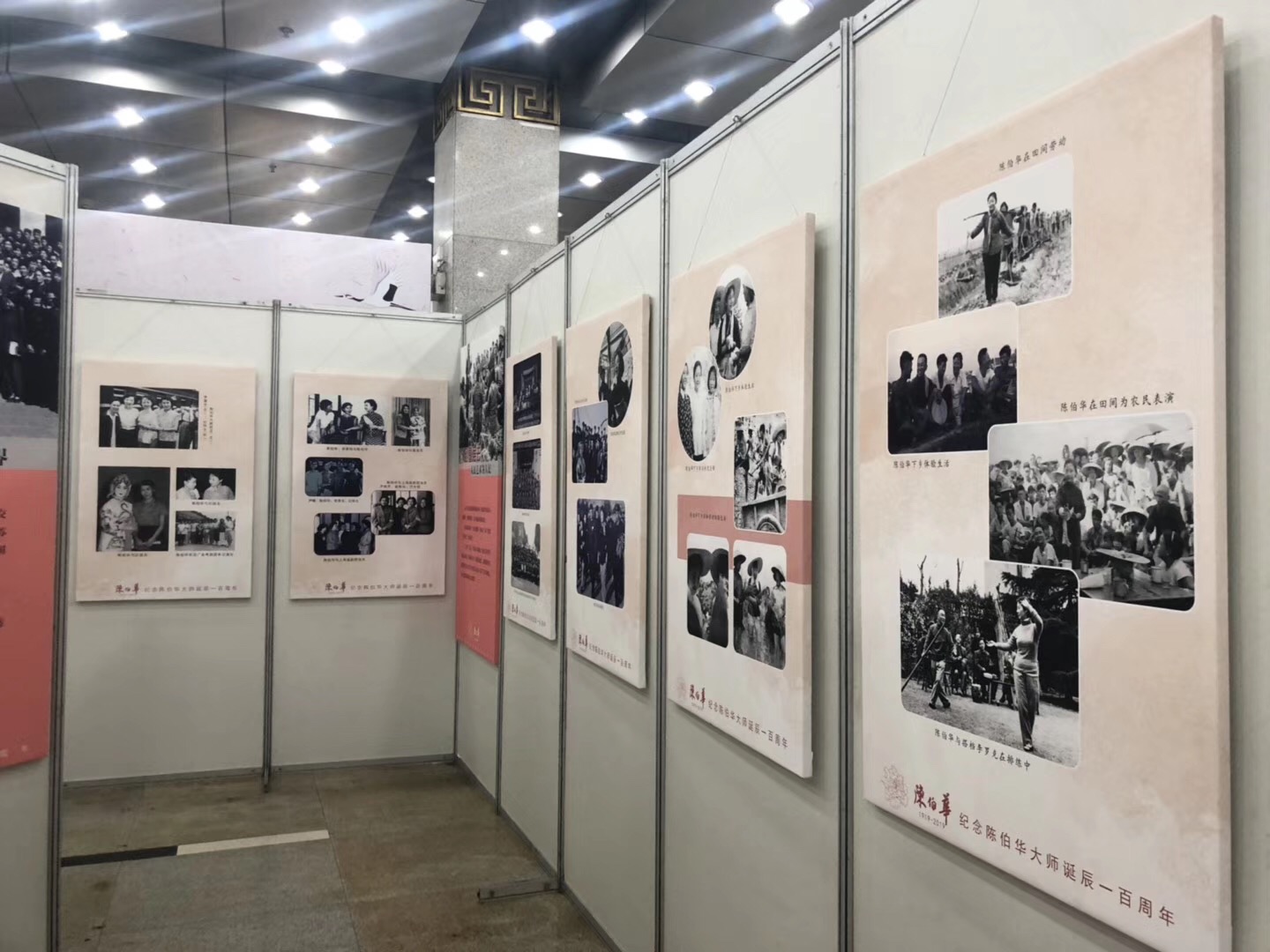 八棱柱掛畫(huà)宣傳展板