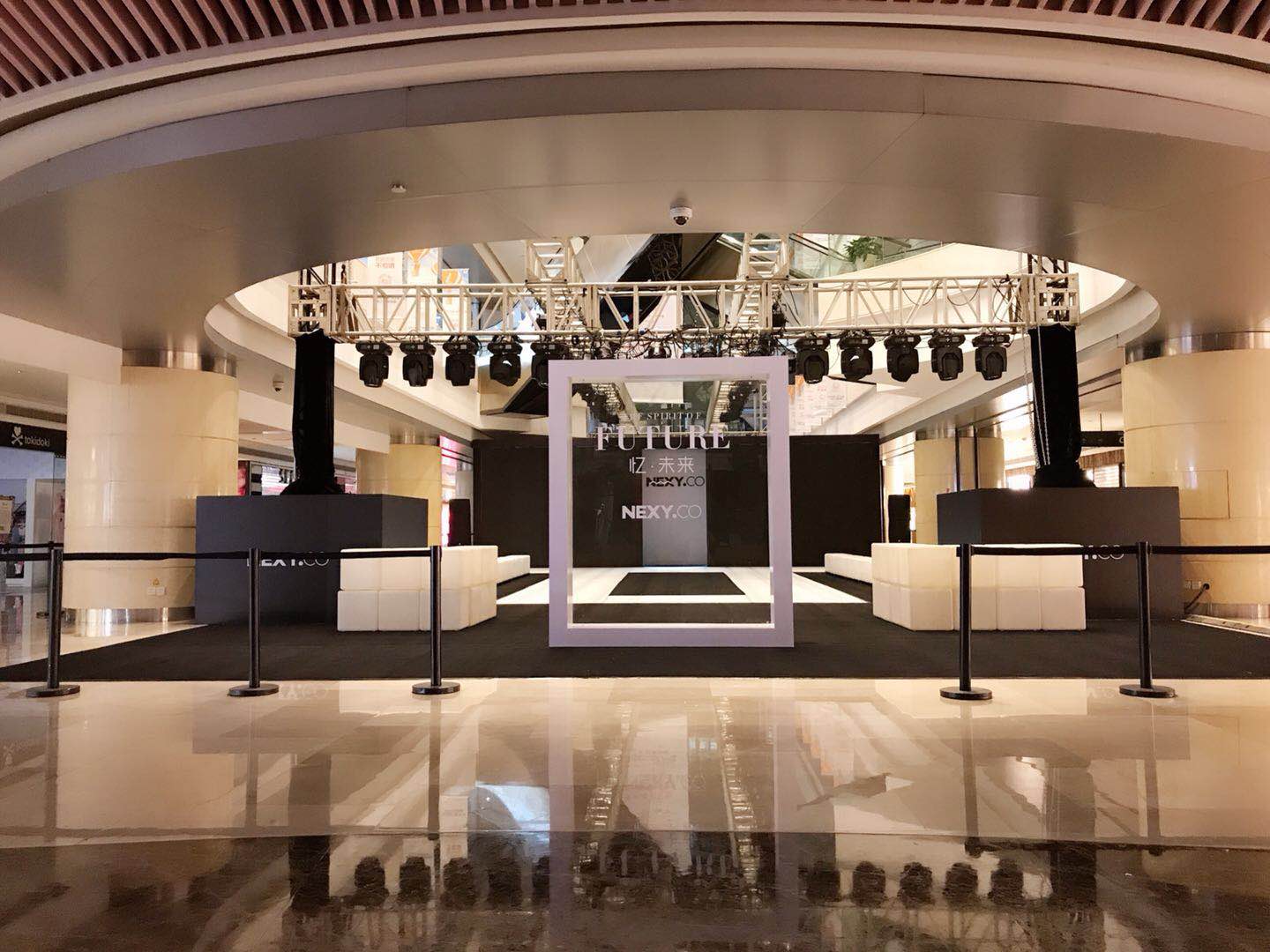 <b>商業(yè)美陳道具制作公司講述如何營造消費(fèi)氛</b>